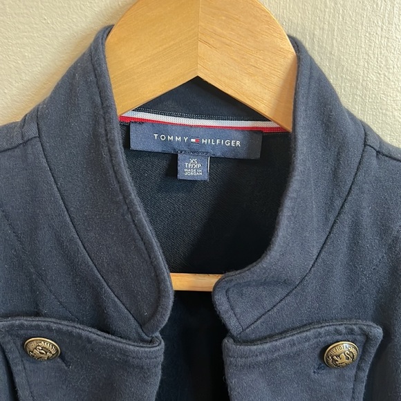 Tommy Hilfiger military band blazer. Super soft, brass buttons, and pockets - Picture 3 of 9